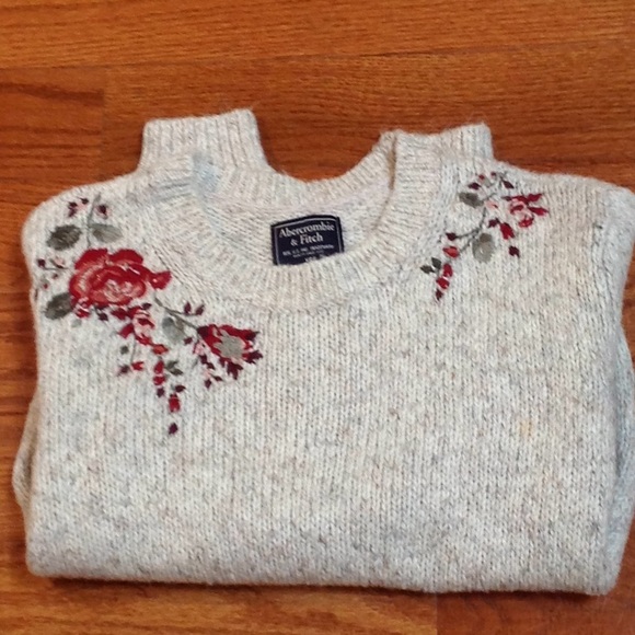 ABERCROMBIE GREY AND FLORAL EMBROIDERED crewneck SWEATER - Picture 4 of 5